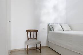 Prime Location Apartment With Seaviews