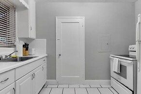427 NE 107th Studio 6BR 3BA 7 Beds Pool Parking 2 Kitchen