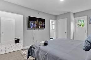 427 NE 107th Studio 6BR 3BA 7 Beds Pool Parking 2 Kitchen