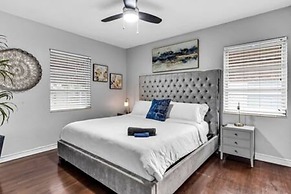 427 NE 107th Studio 6BR 3BA 7 Beds Pool Parking 2 Kitchen