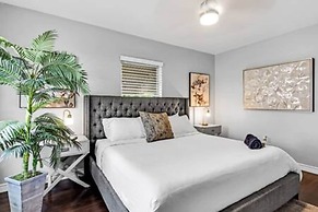 427 NE 107th Studio 6BR 3BA 7 Beds Pool Parking 2 Kitchen