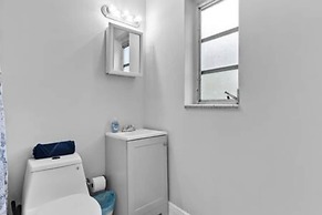 427 NE 107th Studio 6BR 3BA 7 Beds Pool Parking 2 Kitchen