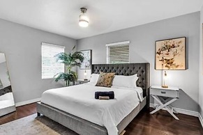 427 NE 107th Studio 6BR 3BA 7 Beds Pool Parking 2 Kitchen