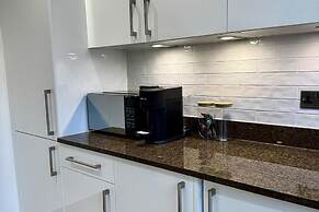 2bed Apartment-sleeps 4, Pets Ok & Balcony