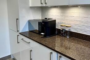 2bed Apartment-sleeps 4, Pets Ok & Balcony