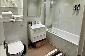 2bed Apartment-sleeps 4, Pets Ok & Balcony