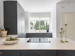 Contemporary new Apartment With 2 Terraces