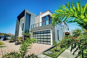 Luxury Oceanfront Villa Fully Staffed
