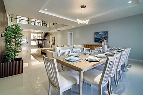 Luxury Oceanfront Villa Fully Staffed