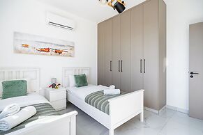 Doria 2-Bedroom Apartment & Balcony in Larnaca