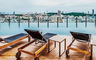 Great Location With Infinity Pool -central Pattaya