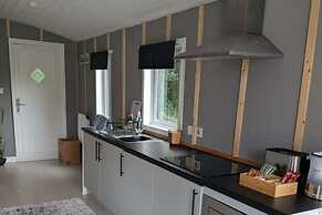 Tranquil Cabin Retreat- Sleeps 2, Parking