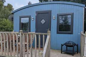 Tranquil Cabin Retreat- Sleeps 2, Parking