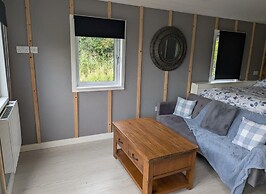 Tranquil Cabin Retreat- Sleeps 2, Parking