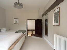 Holwell Farmhouse