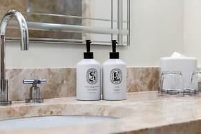 Four Seasons 1br Suite