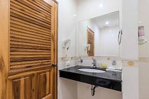 1BR with Pool &Gym Prime Location C233