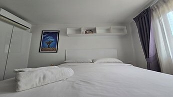 Bright & Breezy -1BR T1 211