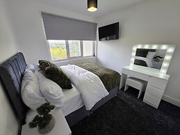 5 Beds, 7 Guests, Private Garden, Free Parking