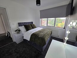5 Beds, 7 Guests, Private Garden, Free Parking