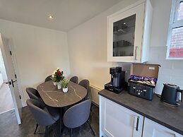 5 Beds, 7 Guests, Private Garden, Free Parking
