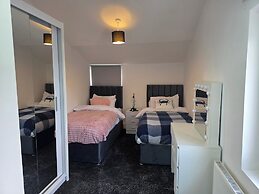 5 Beds, 7 Guests, Private Garden, Free Parking