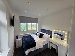 5 Beds, 7 Guests, Private Garden, Free Parking