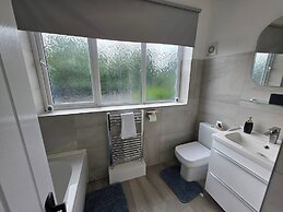 5 Beds, 7 Guests, Private Garden, Free Parking