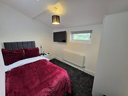 5 Beds, 7 Guests, Private Garden, Free Parking