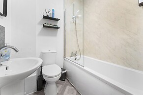 3 Bed Flat - Sleeps 8 - Parking - Wifi