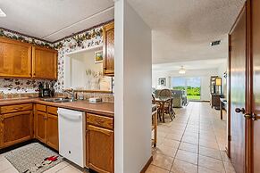 Oceanfront Luxury: 2BR Condo + Pool in St.aug