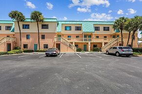 Oceanfront Luxury: 2BR Condo + Pool in St.aug