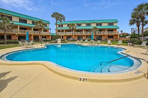 Oceanfront Luxury: 2BR Condo + Pool in St.aug