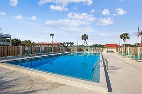 Beachside 2br/2ba Condo w/ Pool, Balcony & Boat Parking in St. Augusti