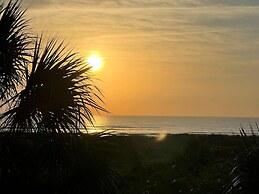 Oceanfront Luxury: 2BR Condo, New Rental