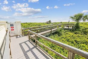 Chic Resort-style Condo, Beachfront & Pool View