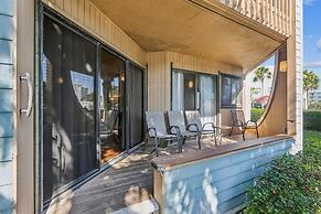 Chic Resort-style Condo, Beachfront & Pool View