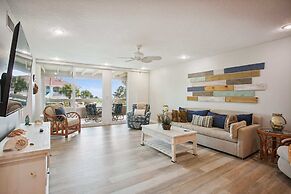 Luxe Oceanfront Retreat: St. Aug Hibiscus D202