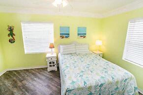 Seaside Haven: Stylish Condo, Garden Views