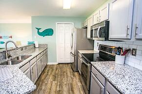 Seaside Haven: Stylish Condo, Garden Views