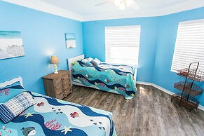 Seaside Haven: Stylish Condo, Garden Views
