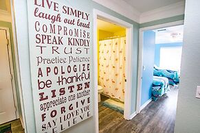 Seaside Haven: Stylish Condo, Garden Views
