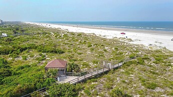 Seaside Haven: Stylish Condo, Garden Views