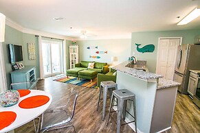 Seaside Haven: Stylish Condo, Garden Views