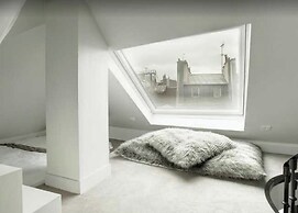 Confidential Room 5, a Stone's Throw From the Louvre