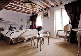 Confidential Room 5, a Stone's Throw From the Louvre