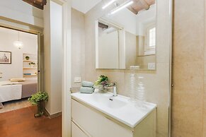The Hidden Alley Apartment
