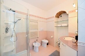 One & Only Lake View Apartment in Central Como