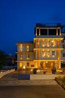 The Colonial Hotel Lake View Rooms