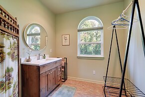 Prime Mckenzie River Gem: Sunroom + Views!